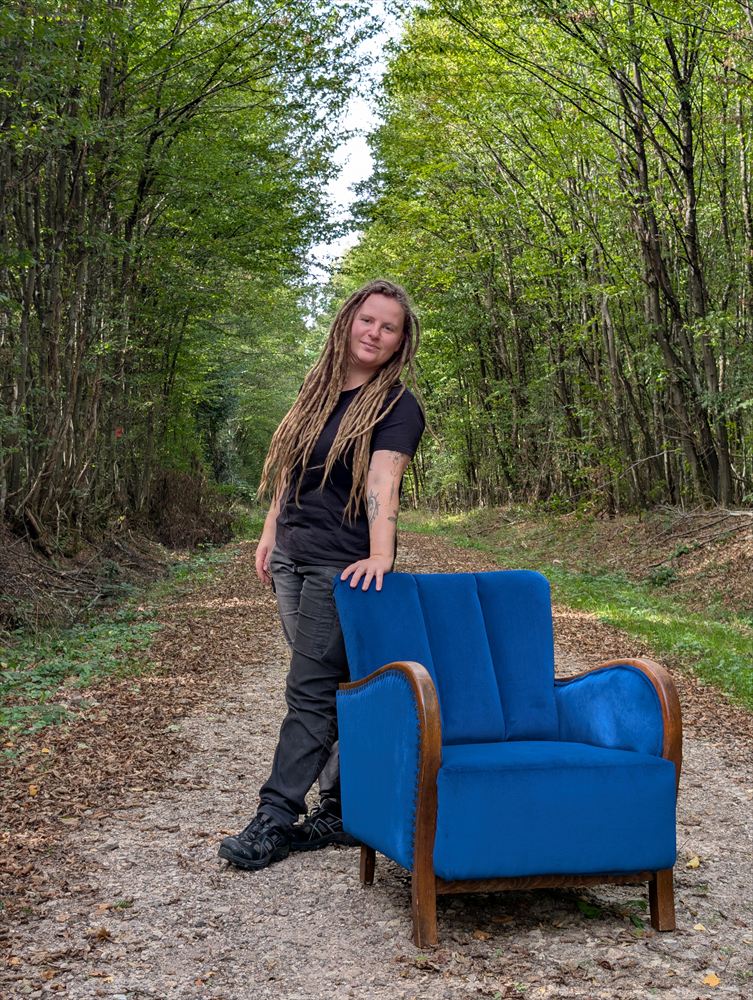 Tabea Herrmann mit einem neu gepolsterten blauen Sessel